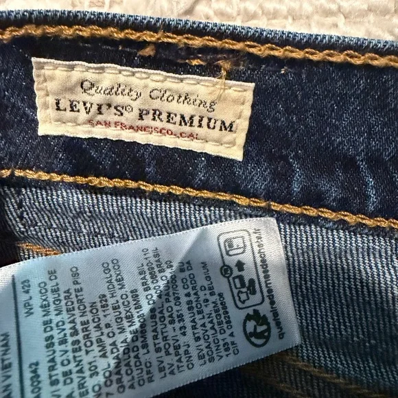 Levi's Premium Wedgie Straight Leg Jeans Size 26 - Picture 3 of 6